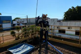 Águas de Rolim de Moura realiza limpeza preventiva de reservatórios com mergulhadores especializados