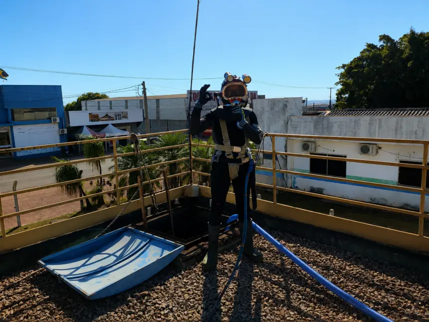 Águas de Rolim de Moura realiza limpeza preventiva de reservatórios com mergulhadores especializados
