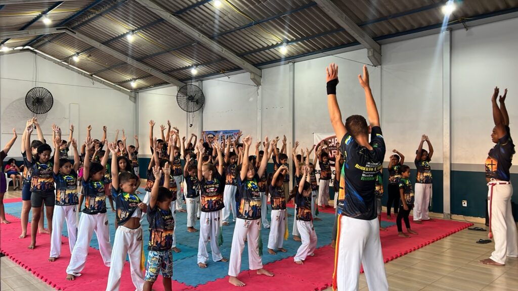 Prefeito Armando Bernardo reforça apoio às aulas de capoeira para crianças e jovens