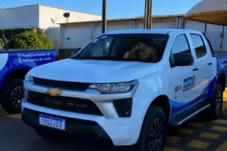 Servidores são flagrados em situação íntima dentro de veículo oficial em Jaru