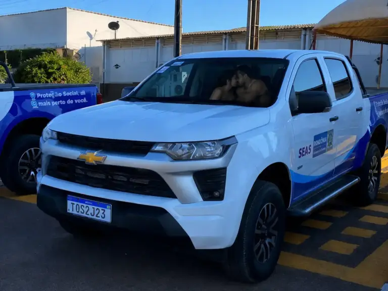 Servidores são flagrados em situação íntima dentro de veículo oficial em Jaru