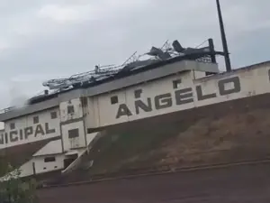 Temporal com fortes rajadas de vento danifica cobertura do Estádio Cassolão em Rolim de Moura