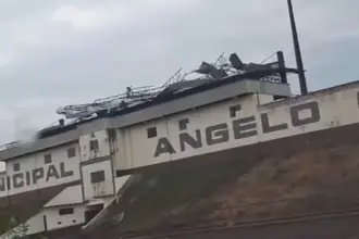 Temporal com fortes rajadas de vento danifica cobertura do Estádio Cassolão em Rolim de Moura