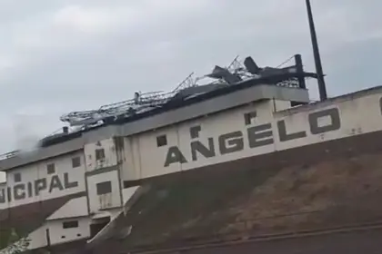 Temporal com fortes rajadas de vento danifica cobertura do Estádio Cassolão em Rolim de Moura