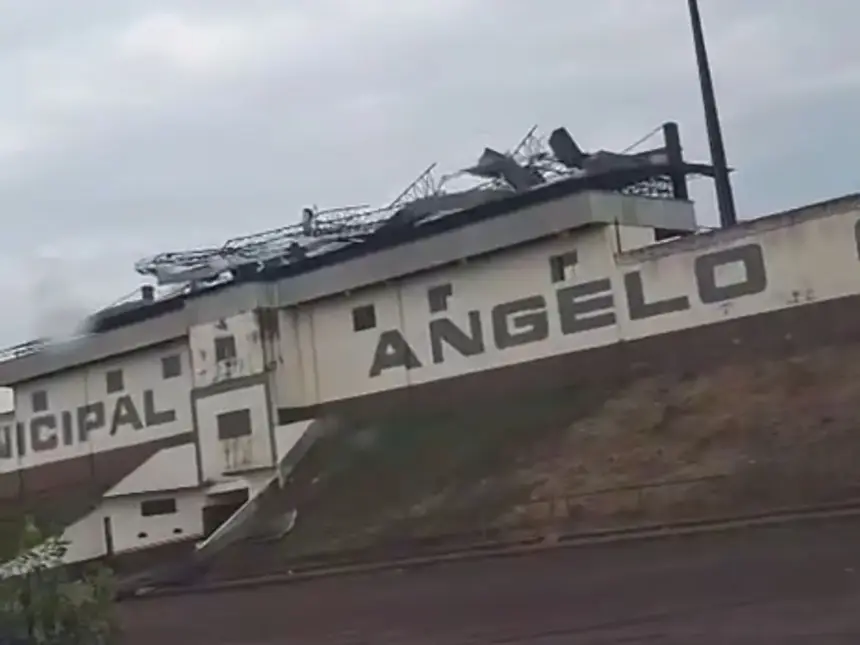 Temporal com fortes rajadas de vento danifica cobertura do Estádio Cassolão em Rolim de Moura