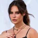 Paolla Oliveira posa de vestido transparente e fãs comemoram: "Maravilhosa"