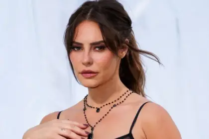 Paolla Oliveira posa de vestido transparente e fãs comemoram: "Maravilhosa"