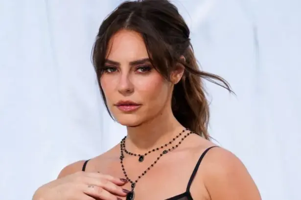 Paolla Oliveira posa de vestido transparente e fãs comemoram: "Maravilhosa"
