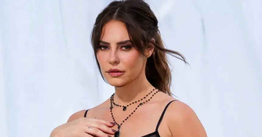 Paolla Oliveira posa de vestido transparente e fãs comemoram: "Maravilhosa"
