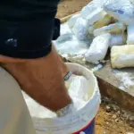 PRF e Polícia Civil encontram cerca de 160 kg de skunk ocultos em baldes em Ji-Paraná