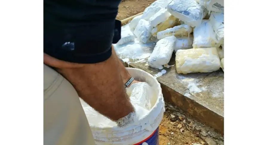PRF e Polícia Civil encontram cerca de 160 kg de skunk ocultos em baldes em Ji-Paraná