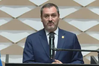 Ministro Flávio Dino determina retorno de Andrei Rodrigues ao comando da Polícia Federal