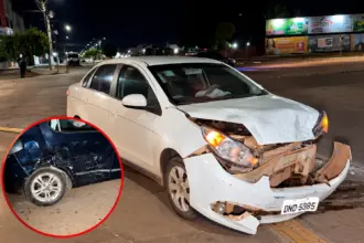 Colisão entre dois carros é registrada em rotatória de Rolim de Moura