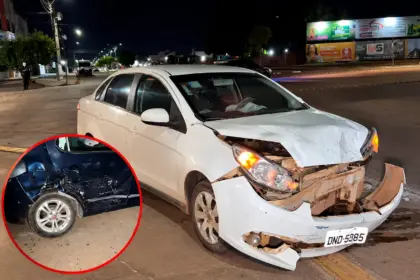 Colisão entre dois carros é registrada em rotatória de Rolim de Moura