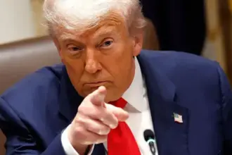 Jornais CNN, MS NOW e Politico processam governo Trump após veto de acesso à Casa Branca