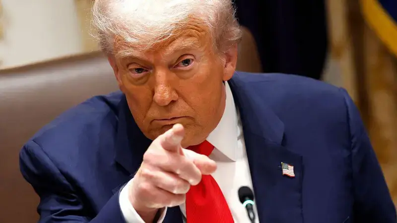 Jornais CNN, MS NOW e Politico processam governo Trump após veto de acesso à Casa Branca