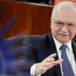 Fachin retira pedido de Moraes contra André Mendonça do inquérito das fake news