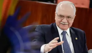 Fachin retira pedido de Moraes contra André Mendonça do inquérito das fake news