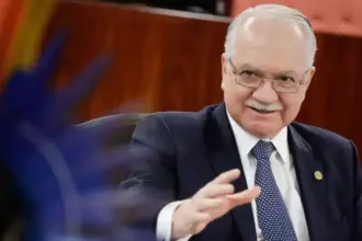 Fachin retira pedido de Moraes contra André Mendonça do inquérito das fake news