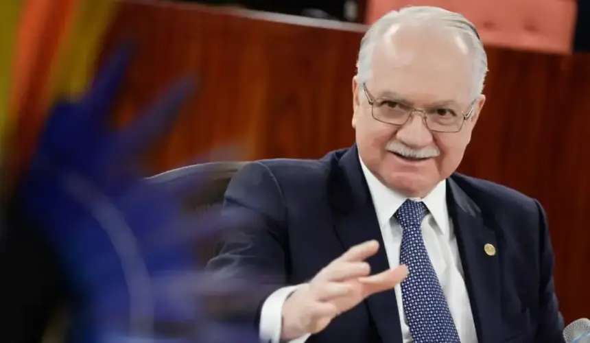 Fachin retira pedido de Moraes contra André Mendonça do inquérito das fake news