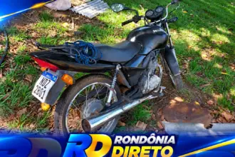 Motocicleta furtada é recuperada após ser deixada em propriedade rural de Rolim de Moura