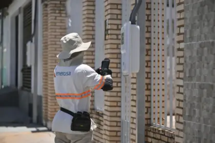 Consumidores de energia têm direito a aviso prévio de desligamentos e atendimento gratuito 24 horas