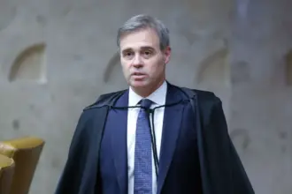 AGU prepara recurso ao STF contra decisão de Mendonça que afastou diretor-geral da PF