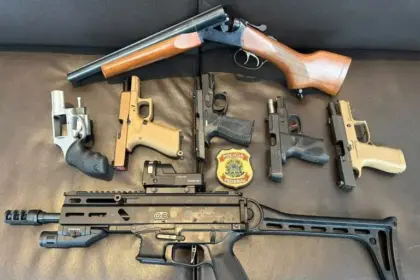 PF apreende sete armas registradas em nome de Mario Frias durante operação sobre filme “Dark Horse”