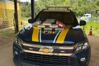 PRF apreende 8 kg de drogas em táxi na BR-364 e prende passageiro em Porto Velho