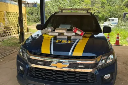 PRF apreende 8 kg de drogas em táxi na BR-364 e prende passageiro em Porto Velho