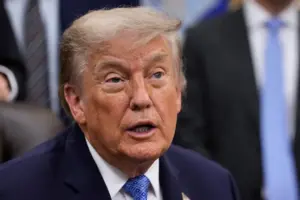 Trump anuncia proibição de CNN, MS NOW e Politico na Casa Branca; alegação é de Fake News