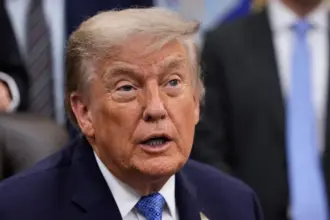 Trump anuncia proibição de CNN, MS NOW e Politico na Casa Branca; alegação é de Fake News