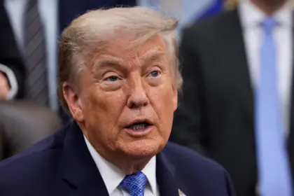 Trump anuncia proibição de CNN, MS NOW e Politico na Casa Branca; alegação é de Fake News