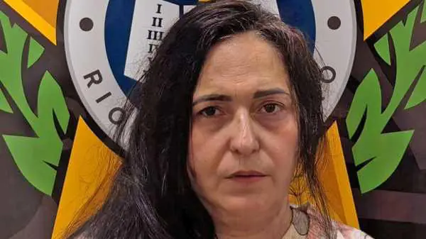 Mulher é presa suspeita de matar a própria mãe a marteladas após acusação de traição no Rio