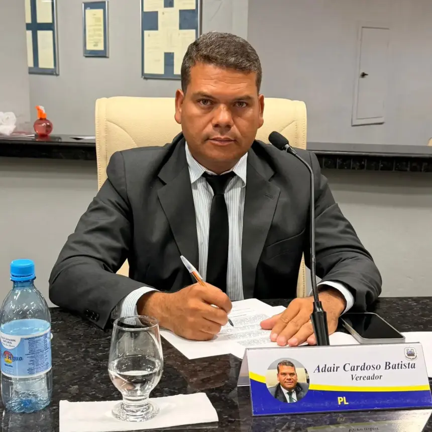 Adair Cardoso solicita caminhão-pipa para reduzir poeira em avenida de Rolim de Moura