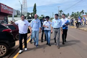 Sílvia Cristina percorre centro de Rolim de Moura em campanha ao Senado ao lado do prefeito Aldo Júlio