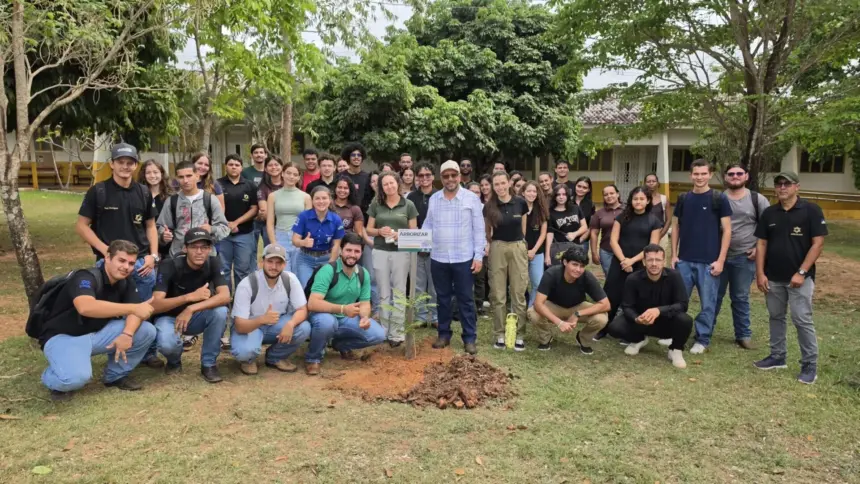Dia da Árvore reúne estudantes, professores e servidores em ação ambiental em Rolim de Moura