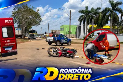 Motociclista sofre fratura exposta após colisão em rotatória no centro de Rolim de Moura