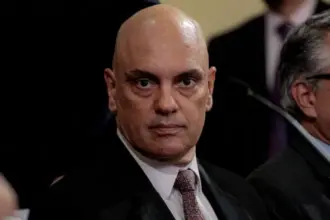 Pressão sobre Moraes cresce e setores políticos discutem renúncia como saída para crise no STF