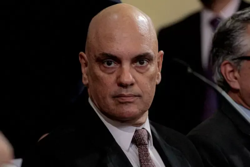 Pressão sobre Moraes cresce e setores políticos discutem renúncia como saída para crise no STF