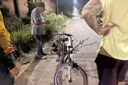 Ciclista é encontrada gravemente ferida em rua de Jaru; suspeita é de atropelamento após queda