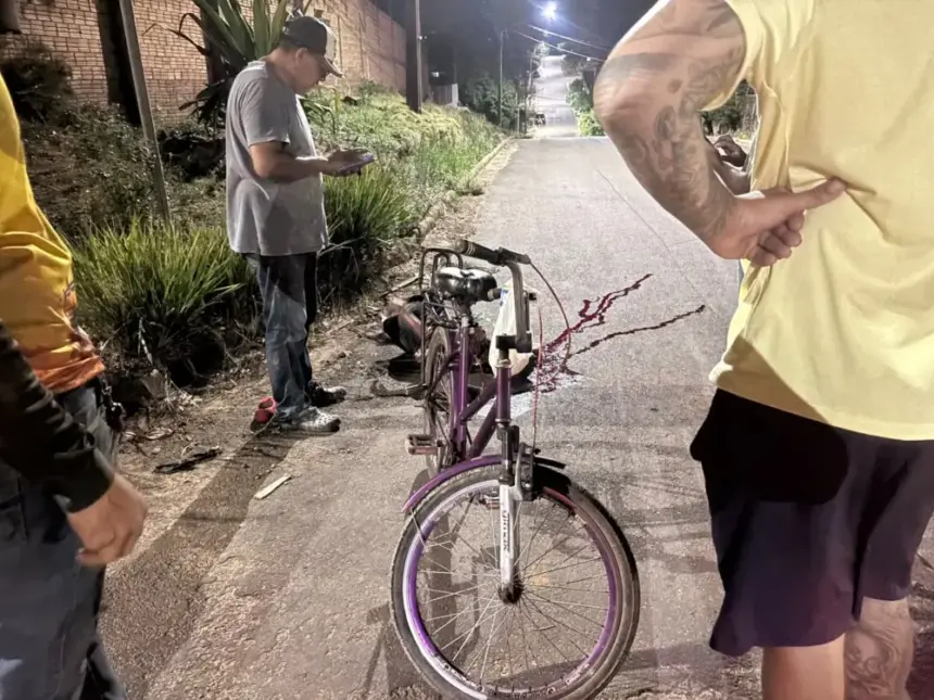 Ciclista é encontrada gravemente ferida em rua de Jaru; suspeita é de atropelamento após queda