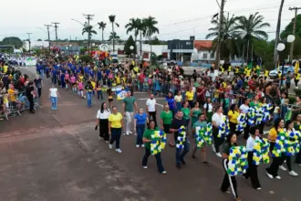 Desfile de 7 de Setembro reúne escolas, fanfarras e instituições em Rolim de Moura
