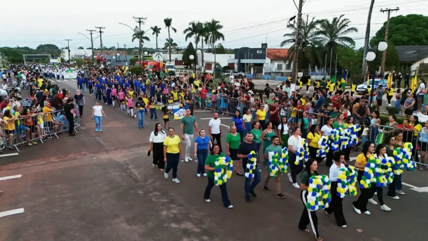 Desfile de 7 de Setembro reúne escolas, fanfarras e instituições em Rolim de Moura