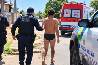 Homem tira a roupa e caminha de cueca pelas ruas do bairro União II em Ji-Paraná