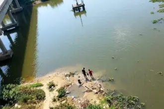 Motocicleta é encontrada submersa no Rio Muqui às margens da BR-429