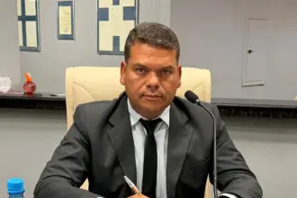 Vereador Adair Cardoso pede caminhão-pipa para reduzir poeira na Avenida Natal em Rolim de Moura