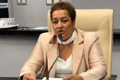 Vereadora Cida solicita pavimentação e manutenção da Rua Rio Verde em Rolim de Moura