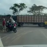 Carreta carregada de bois tomba e mata entregador de leite no Anel Viário de Ji-Paraná
