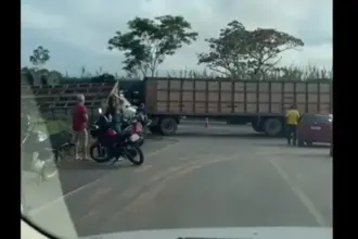 Carreta carregada de bois tomba e mata entregador de leite no Anel Viário de Ji-Paraná